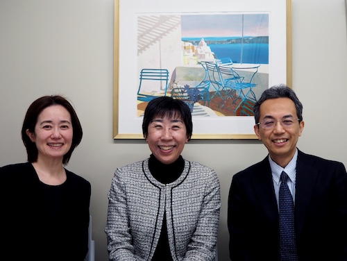 大貫益枝さん、インタビュアーの古井祐司特任教授と上村晴子学術専門職員（共に東京大学未来ビジョン研究センター）